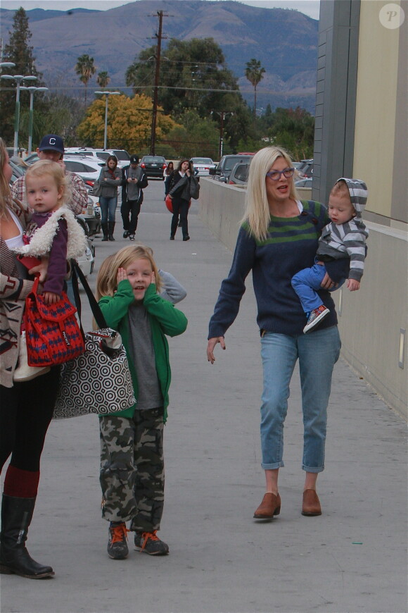 Exclusif - Tori Spelling fait du shopping avec son mari Dean McDermott et leurs enfants à Los Angeles. Le 23 novembre 2013.