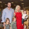 Tori Spelling, accompagnée de son mari Dean McDermott, et de leurs enfants Stella McDermott, Liam McDermott, Hattie McDermott, Finn McDermott fait la dédicace de son nouveau livre "Spelling It Like It Is" à Hollywood, le 9 novembre 2013.