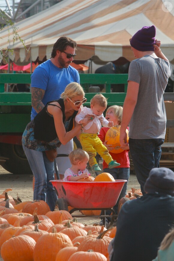 Tori Spelling et son mari Dean McDermott emmènent leurs enfants Liam, Stella, Hattie et Finn à la ferme aux citrouilles à Woodland Hills, le 13 octobre 2013.