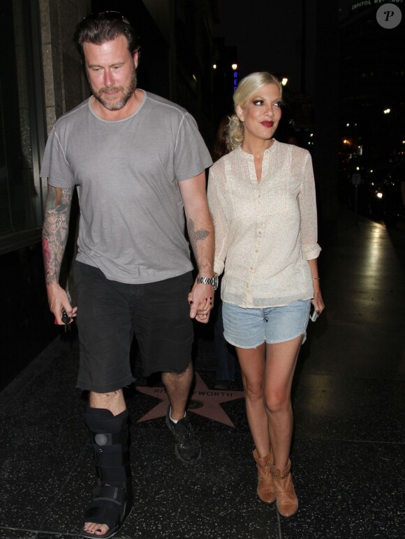 Tori Spelling et son mari Dean McDermott quittent un restaurant à Hollywood, le 6 juillet 2013.