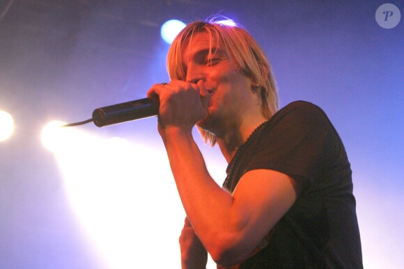 Le chanteur Alex Band en concert à Paris, le 30 octobre 2004.