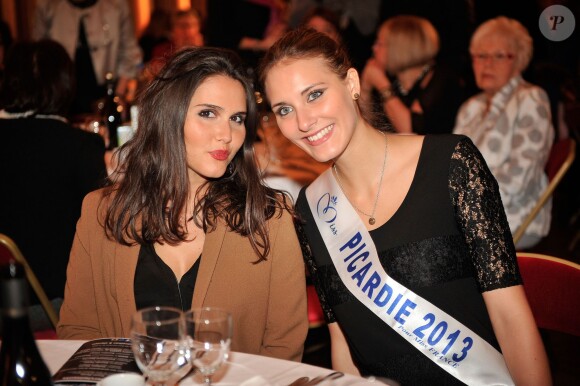 Joyce Jonathan et Manon Beurey (Miss Picardie 2013) participent au gala de charité des Pièces Jaunes au Château de Compiègne, le 24 janvier 2014.