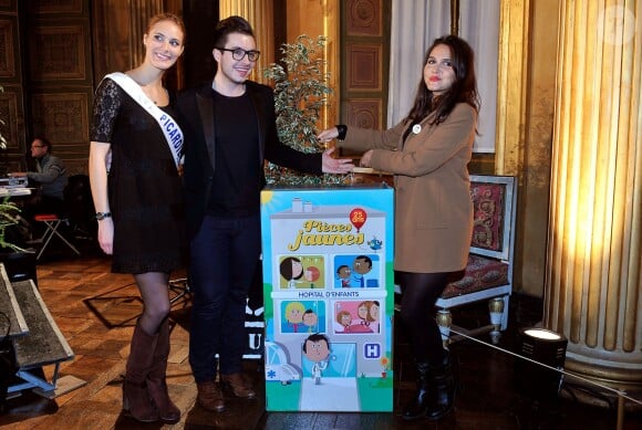 Manon Beurey (Miss Picardie 2013), le chanteur Olympe (The Voice saison 2) et Joyce Jonathan participent au gala de charité des Pièces Jaunes au Château de Compiègne, le 24 janvier 2014.