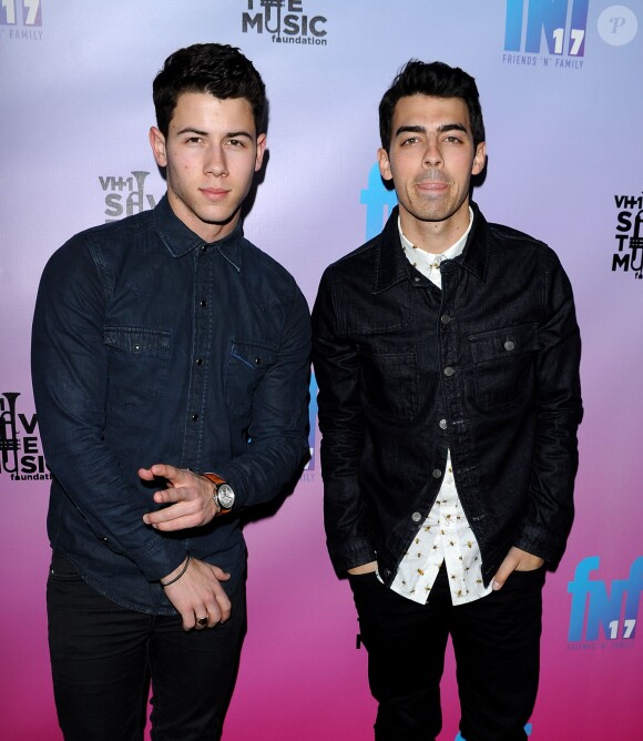 Nick Jonas et Joe Jonas sur le tapis rouge de la soirée Friends 'N' Family à Los Angeles, le 24 janvier 2014.