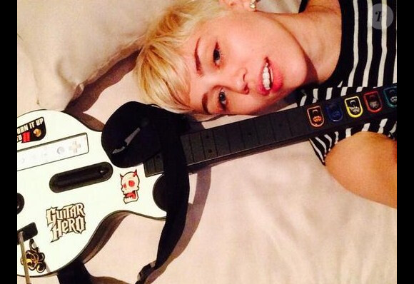 Miley Cyrus, grand absente de la cérémonie des Grammy Awards du 26 janvier 2014, a préféré passer sa soirée à jouer aux jeux vidéos.