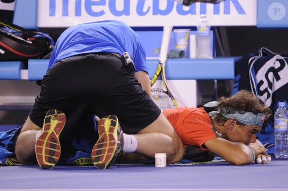 Rafael Nadal a dû se faire soigner le dos lors de sa finale perdue en finale de l'Open d'Australie face à Stanislas Wawrinka (6-3, 6-2, 3-6, 6-3) à Melbourne, le 26 janvier 2014