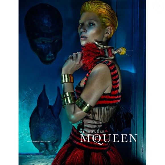 Kate Moss, inséparable d'une poupée à son effigie sur la campagne publicitaire printemps-été 2014 d'Alexander McQueen. Photo par Steven Klein.