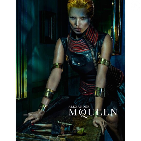 Kate Moss, épatante icône mode sur la campagne publicitaire printemps-été 2014 d'Alexander McQueen. Photo par Steven Klein.