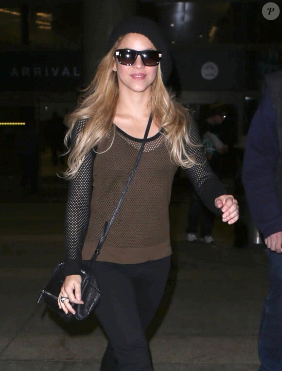 Shakira arrive à l'aéroport de Los Angeles, le 3 décembre 2013.