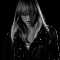 Suki Waterhouse : Rockeuse enivrante pour Burberry