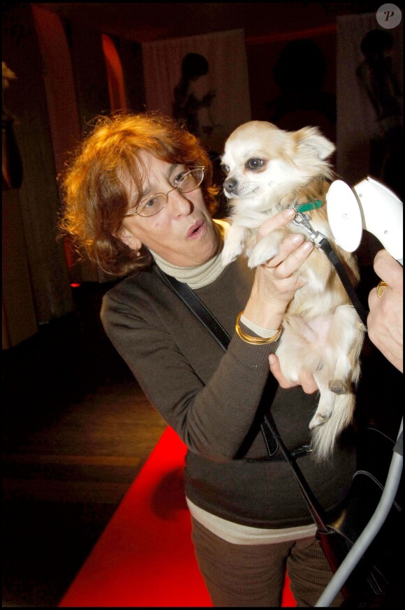 Anémone et son chien lors d'une soirée au Club de l'Etoile à Paris le 9 janvier 2006