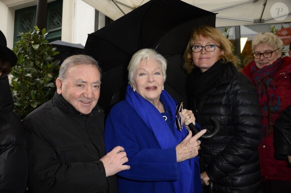 Levon Sayan, Line Renaud et Claude Chirac lors de l'inauguration d'une plaque hommage à Loulou Gasté dans le 17e arrondissement de Paris le 29 janvier 2014