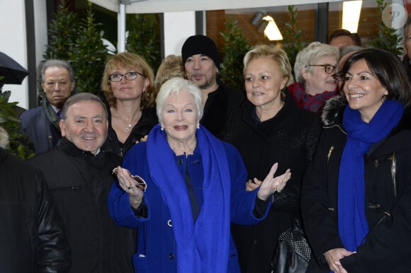 Levon Sayan, Claude Chirac, Line Renaud, Pascal Obispo, Muriel Robin et Anne Hidalgo lors de l'inauguration d'une plaque hommage à Loulou Gasté dans le 17e arrondissement de Paris le 29 janvier 2014