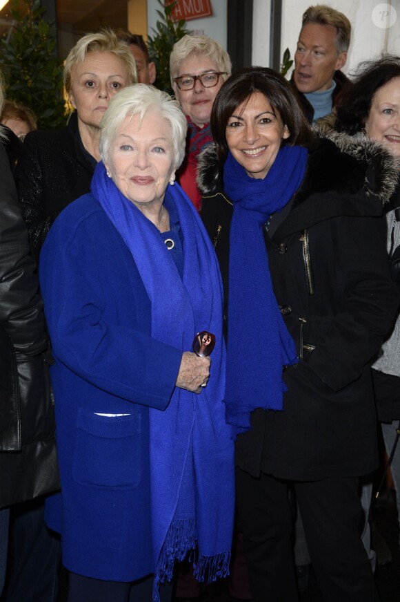 Line Renaud, Muriel Robin et Anne Hidalgo lors de l'inauguration d'une plaque hommage à Loulou Gasté dans le 17e arrondissement de Paris le 29 janvier 2014