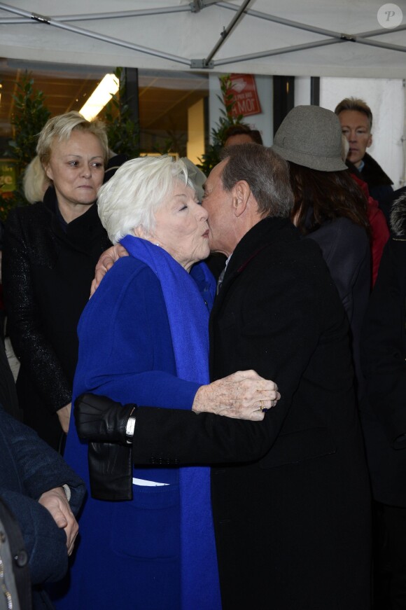 Muriel Robin, Line Renaud et Bertrand Delanoë lors de l'inauguration d'une plaque hommage à Loulou Gasté dans le 17e arrondissement de Paris le 29 janvier 2014