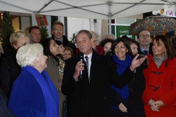 Line Renaud, Bertrand Delanoe, Anne Hidalgo et Brigitte Kuster lors de l'inauguration d'une plaque hommage à Loulou Gasté dans le 17e arrondissement de Paris le 29 janvier 2014