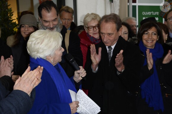 Line Renaud, Samuel Labarthe, Bertrand Delanoe et Anne Hidalgo lors de l'inauguration d'une plaque hommage à Loulou Gasté dans le 17e arrondissement de Paris le 29 janvier 2014