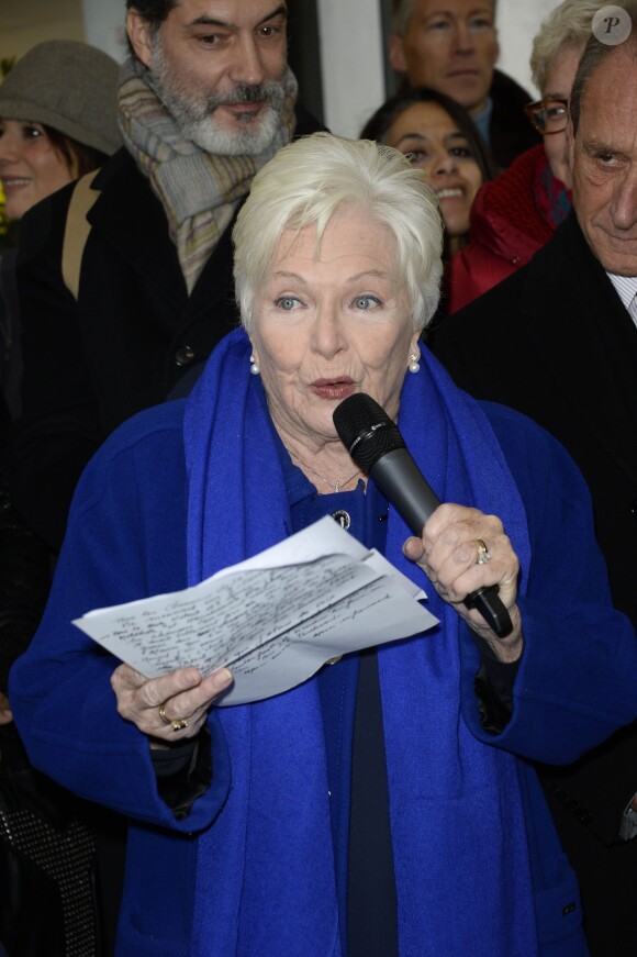 Line Renaud lors de l'inauguration d'une plaque hommage à Loulou Gasté dans le 17e arrondissement de Paris le 29 janvier 2014