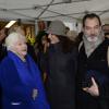 Line Renaud, Samuel Labarthe et sa femme Helene Medigue, Brigitte Kuster lors de l'inauguration d'une plaque hommage à Loulou Gasté dans le 17e arrondissement de Paris le 29 janvier 2014