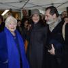 Line Renaud, Samuel Labarthe et sa femme Helene Medigue, Brigitte Kuster lors de l'inauguration d'une plaque hommage à Loulou Gasté dans le 17e arrondissement de Paris le 29 janvier 2014