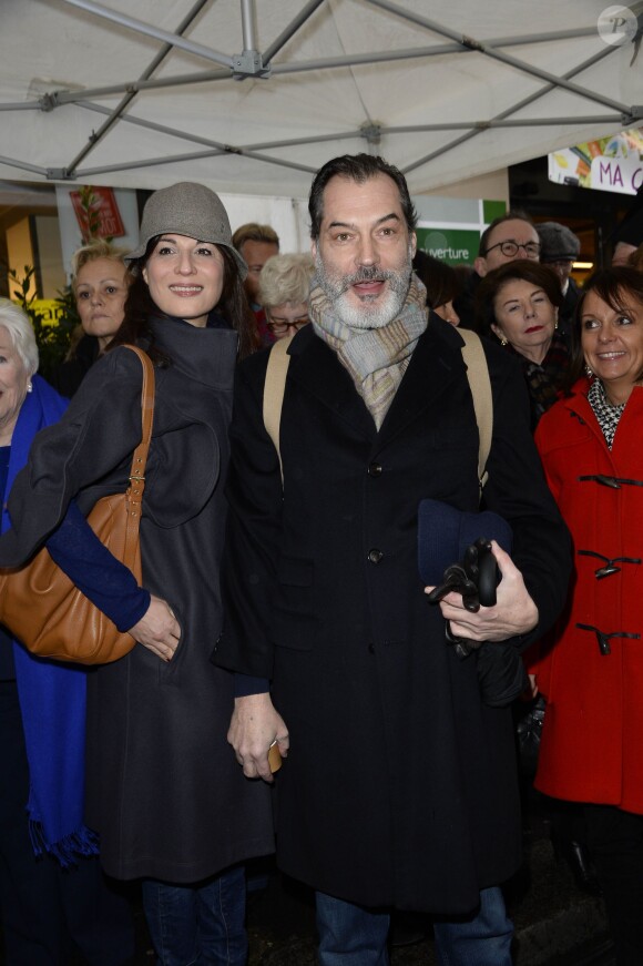 Samuel Labarthe et sa femme Helene Medigue, Brigitte Kuster lors de l'inauguration d'une plaque hommage à Loulou Gasté dans le 17e arrondissement de Paris le 29 janvier 2014