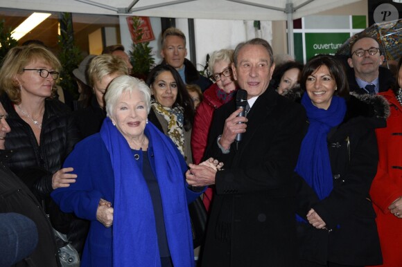Claude Chirac, Line Renaud, Bertrand Delanoe et Anne Hidalgo lors de l'inauguration d'une plaque hommage à Loulou Gasté dans le 17e arrondissement de Paris le 29 janvier 2014