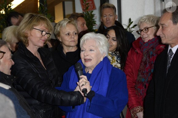 Claude Chirac, Muriel Robin, Line Renaud, Bertrand Delanoe lors de l'inauguration d'une plaque hommage à Loulou Gasté dans le 17e arrondissement de Paris le 29 janvier 2014