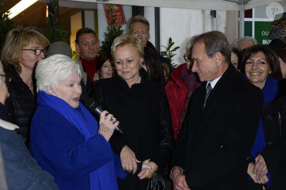 Claude Chirac, Line Renaud, Muriel Robin, Bertrand Delanoe et Anne Hidalgo lors de l'inauguration d'une plaque hommage à Loulou Gasté dans le 17e arrondissement de Paris le 29 janvier 2014