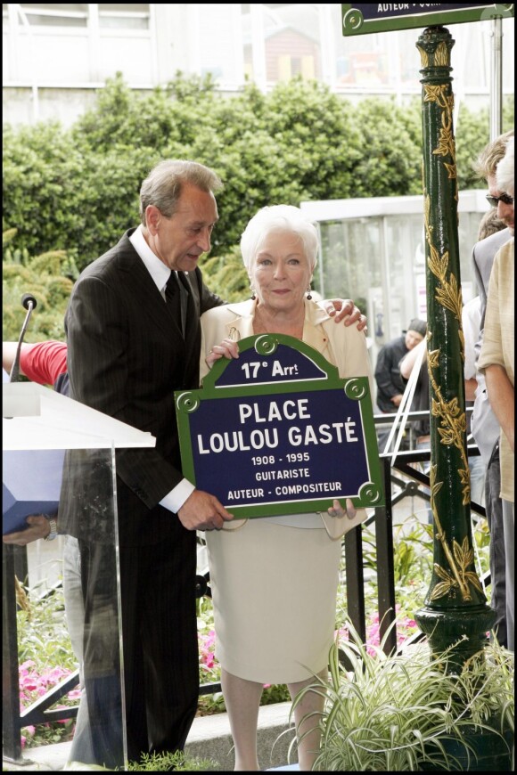 Line Renaud et Bertrand Delanoë inaugurent la place Loulou Gasté dans le 17e arrondissement de Paris, le 30 juin 2005.