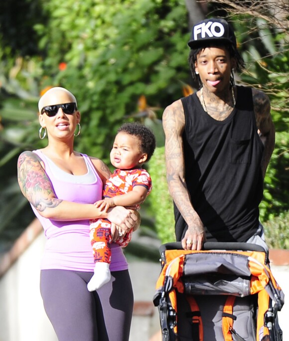 Amber Rose, son mari Wiz Khalifa et leur fils Sebastian se promènent sous le soleil de Los Angeles. Le 28 janvier 2014.