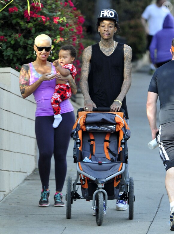 Amber Rose, son mari Wiz Khalifa et leur fils Sebastian profitent d'une journée ensoleillée Los Angeles. Le 28 janvier 2014.