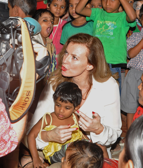 Valérie Trierweiler en visite dans un bidonville de Bombay, le 28 janvier 2014.