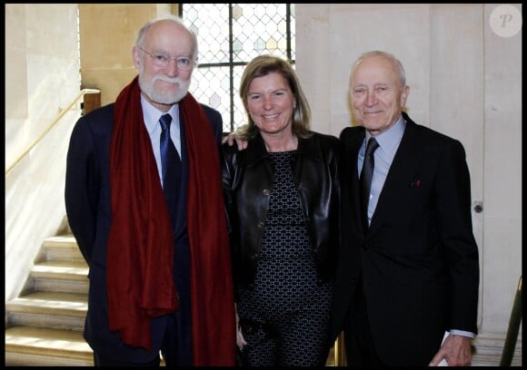 Sophie Seydoux entre son beau-frère Nicolas Seydoux et son mari Jérôme Seydoux lors de l'installation de Jean-Jacques Annaud à l'académie des Beaux-Arts à Paris le 28 mars 2012