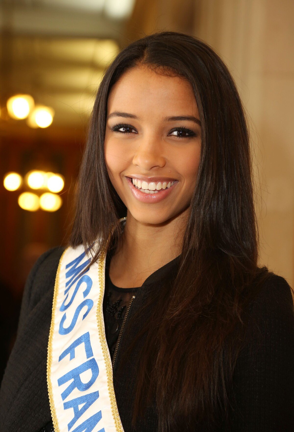 Photo Flora Coquerel Miss France 2014 Au Défilé De Mode Oscar Carvallo Haute Couture 