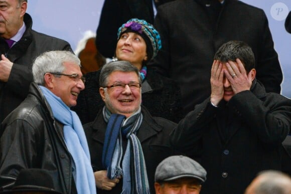 Claude Bartolone, Alain Vidalies et Manuel Valls lors du match du tournoi des VI Nations entre la France et l'Angleterre au Stade de France à Saint-Denis, le 1er février 2014