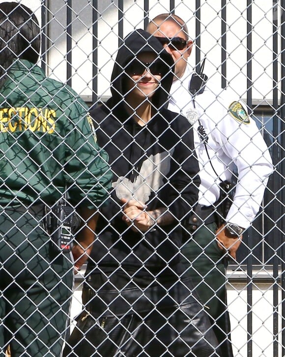 Justin Bieber sourit a sa sortie de prison a Miami le 23 janvier 2014.