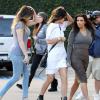 Khloé Kardashian, Kylie Jenner et Kim Kardashian se rendent au Naimie's Beauty Center à Valley Village, filmées par les caméras de Keeping up with the Kardashians. Le 1er février 2014.