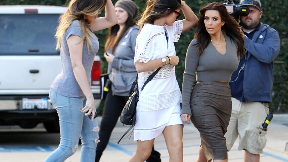 Kim Kardashian : Radieuse avec ses soeurs pour un après-midi beauté