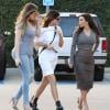Khloé Kardashian, Kylie Jenner et Kim Kardashian se rendent au Naimie's Beauty Center à Valley Village, filmées par les caméras de Keeping up with the Kardashians. Le 1er février 2014.