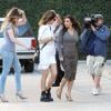 Khloé Kardashian, Kylie Jenner et Kim Kardashian se rendent au Naimie's Beauty Center à Valley Village, filmées par les caméras de Keeping up with the Kardashians. Le 1er février 2014.