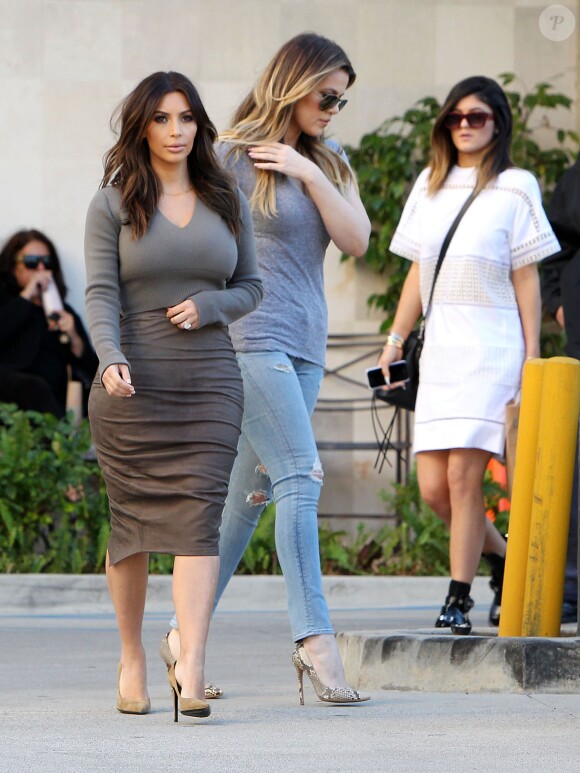 Kim, Khloé Kardashian et Kylie Jenner quittent le Naimie's Beauty Center à Valley Village, le 1er février 2014.