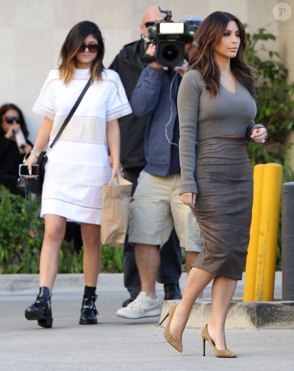 Kylie Jenner et Kim Kardashian, de sortie au Naimie's Beauty Center, en compagnie des caméras de Keeping up with the Kardashians. Valley Village, le 1er février 2014.
