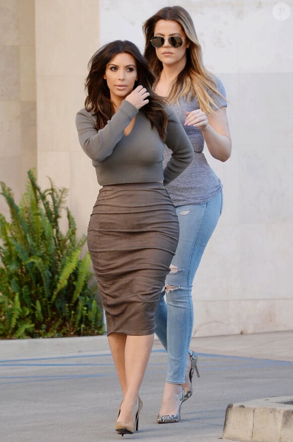 Kim et Khloé Kardashian quittent le Naimie's Beauty Center àn Valley Village, le 1er février 2014.