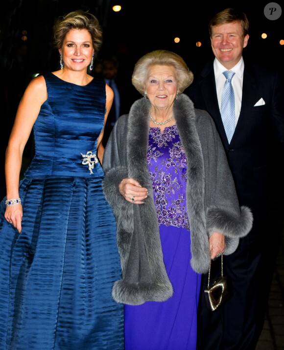 La reine Maxima, la princesse Beatrix et le roi Willem-Alexander des Pays-Bas le 1er février 2014 au Ahoy de Rotterdam pour un vibrant hommage en marque de gratitude pour les 33 ans de règne de Beatrix, de 1980 à son abdication le 30 avril 2013 au profit de son fils Willem-Alexander.