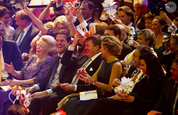 La famille royale en liesse autour de l'ancienne reine... La princesse Beatrix des Pays-Bas recevait le 1er février 2014 au Ahoy de Rotterdam un vibrant hommage en marque de gratitude pour ses 33 ans de règne, de 1980 à son abdication le 30 avril 2013 au profit de son fils Willem-Alexander.