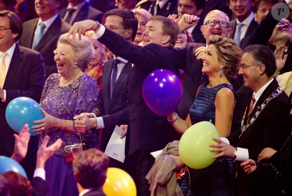 La princesse Beatrix, aux anges avec sa famille. La princesse Beatrix des Pays-Bas recevait le 1er février 2014 au Ahoy de Rotterdam, en présence de son héritier le roi Willem-Alexander et de la reine Maxima ainsi que de l'ensemble de la famille royale, un vibrant hommage en marque de gratitude pour ses 33 ans de règne, de 1980 à son abdication le 30 avril 2013 au profit de son fils Willem-Alexander.