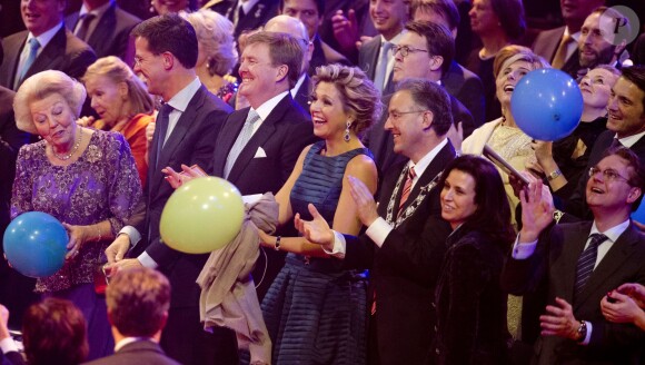 La princesse Beatrix, le premier ministre Mark Rutte, le roi Willem-Alexander, la reine Maxima, avec derrière elle le prince Constantijn et la princesse Laurentien au Ahoy de Rotterdam. La princesse Beatrix des Pays-Bas recevait le 1er février 2014 au Ahoy de Rotterdam, en présence de son héritier le roi Willem-Alexander et de la reine Maxima ainsi que de l'ensemble de la famille royale, un vibrant hommage en marque de gratitude pour ses 33 ans de règne, de 1980 à son abdication le 30 avril 2013 au profit de son fils Willem-Alexander.