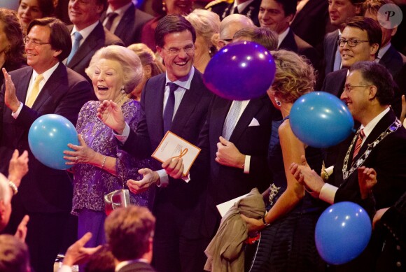 La princesse Beatrix des Pays-Bas, avec le Premier ministre Mark Rutte à ses côtés, recevait le 1er février 2014 au Ahoy de Rotterdam, en présence de son héritier le roi Willem-Alexander et de la reine Maxima ainsi que de l'ensemble de la famille royale, un vibrant hommage en marque de gratitude pour ses 33 ans de règne, de 1980 à son abdication le 30 avril 2013 au profit de son fils Willem-Alexander.