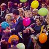 La reine Maxima dans un nuage de ballons, la princesse Beatrix s'accroche au sien. La princesse Beatrix des Pays-Bas recevait le 1er février 2014 au Ahoy de Rotterdam, en présence de son héritier le roi Willem-Alexander et de la reine Maxima ainsi que de l'ensemble de la famille royale, un vibrant hommage en marque de gratitude pour ses 33 ans de règne, de 1980 à son abdication le 30 avril 2013 au profit de son fils Willem-Alexander.