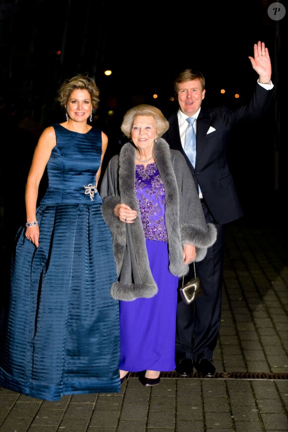 La reine Maxima, la princesse Beatrix et le roi Willem-Alexander lors de la soirée hommage. La princesse Beatrix des Pays-Bas recevait le 1er février 2014 au Ahoy de Rotterdam, en présence de son héritier le roi Willem-Alexander et de la reine Maxima ainsi que de l'ensemble de la famille royale, un vibrant hommage en marque de gratitude pour ses 33 ans de règne, de 1980 à son abdication le 30 avril 2013 au profit de son fils Willem-Alexander.